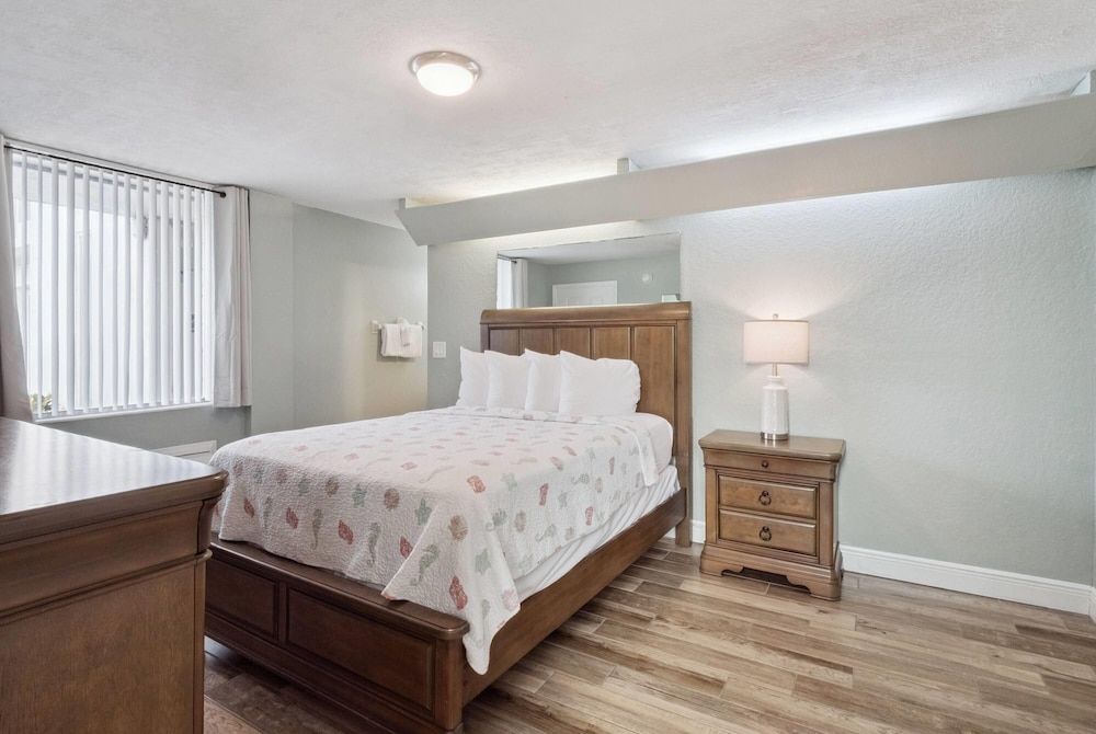 Howard Johnson by Wyndham Oceanfront Daytona Beach 2