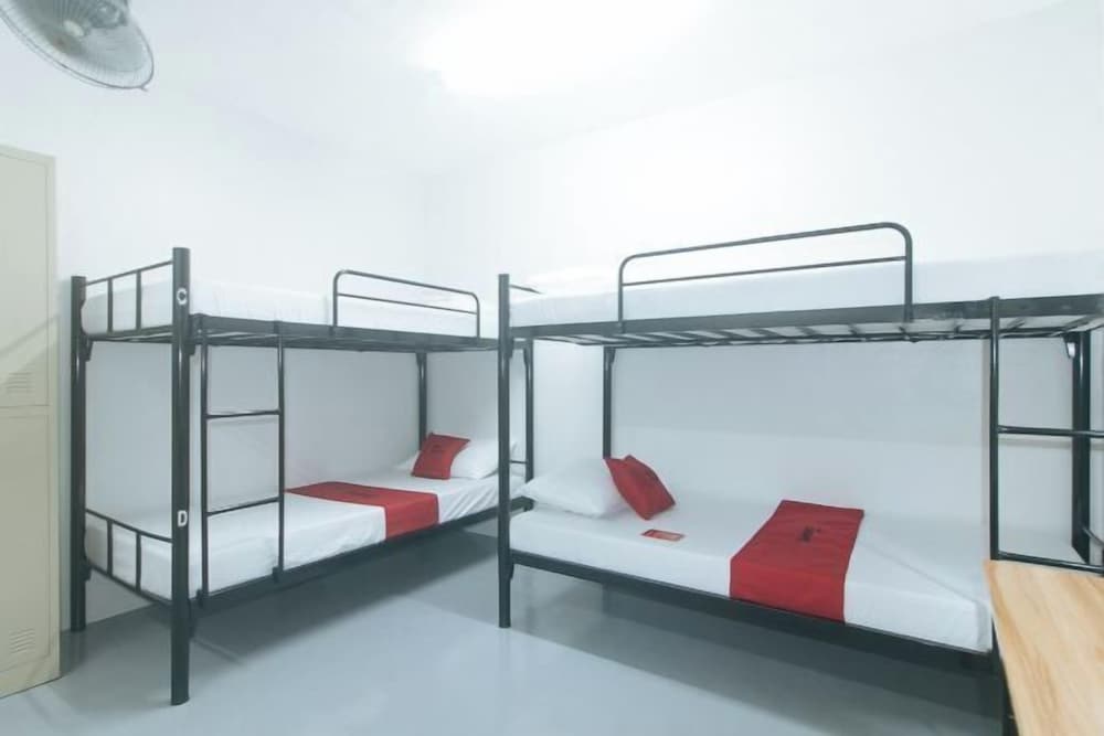 RedDoorz @ Qhouzz near PUP 1