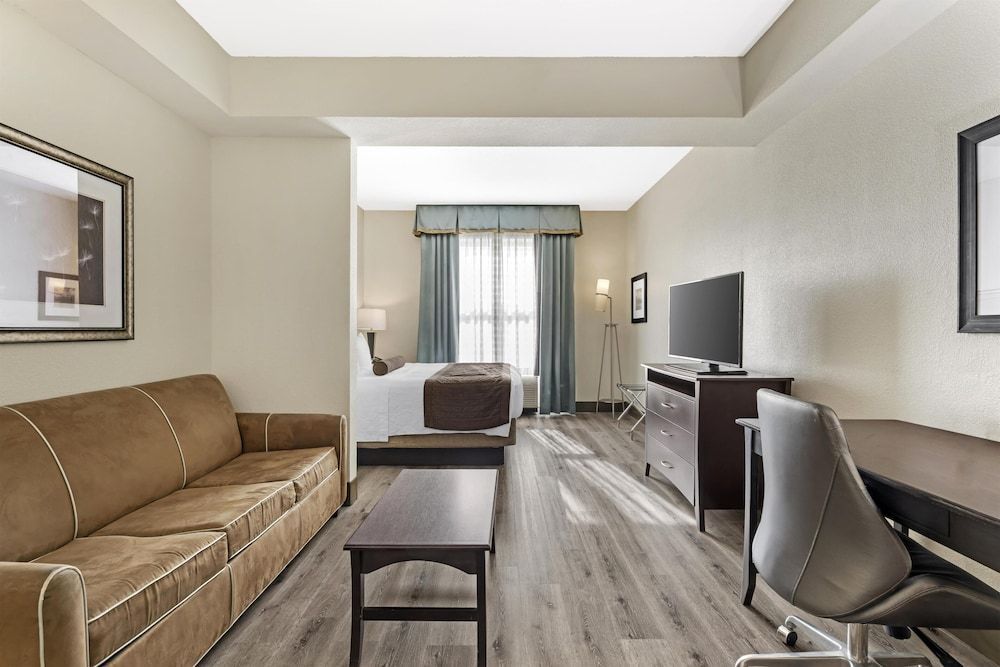 Best Western Plus Chain of Lakes Inn & Suites 1