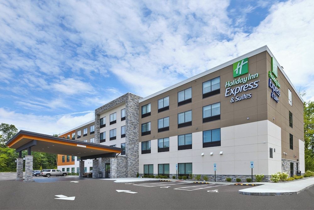 Holiday Inn Express & Suites PAINESVILLE - CONCORD by IHG 1