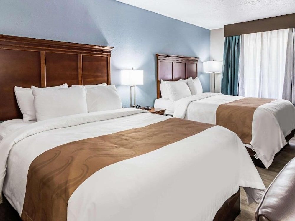 Farragut Inn & Suites 2