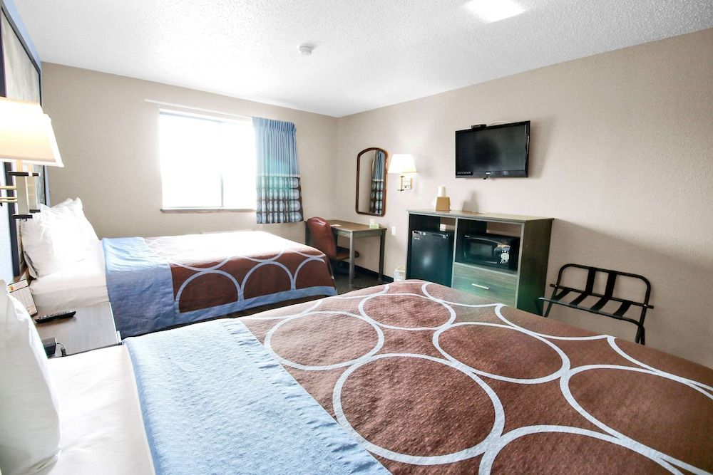 Super 8 by Wyndham Kenosha/Pleasant Prairie 1