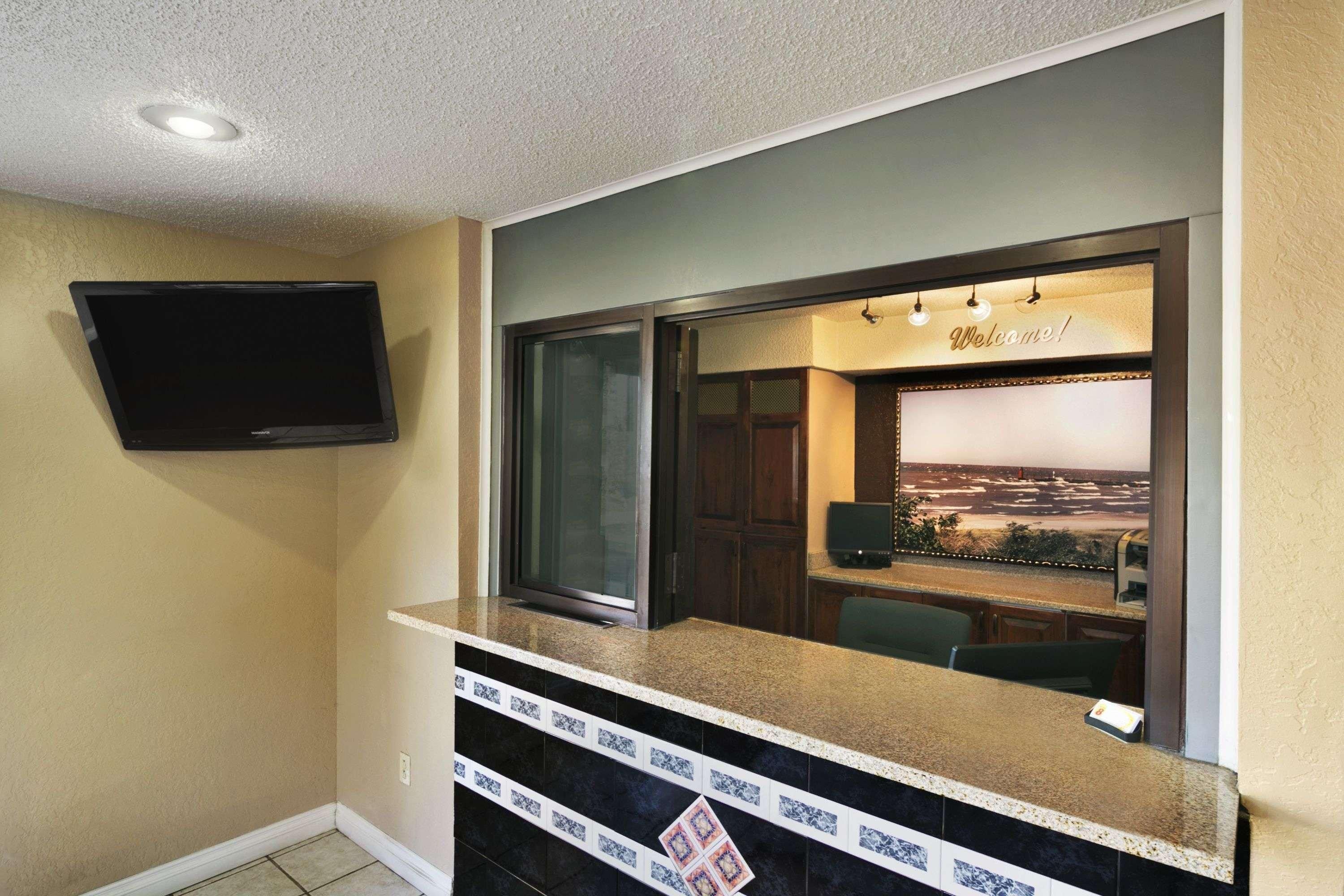 Super 8 by Wyndham Kalamazoo 2