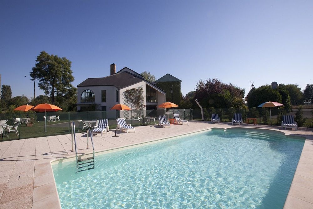 Golf Hotel Colvert - Piscine extérieure et Room Service 1