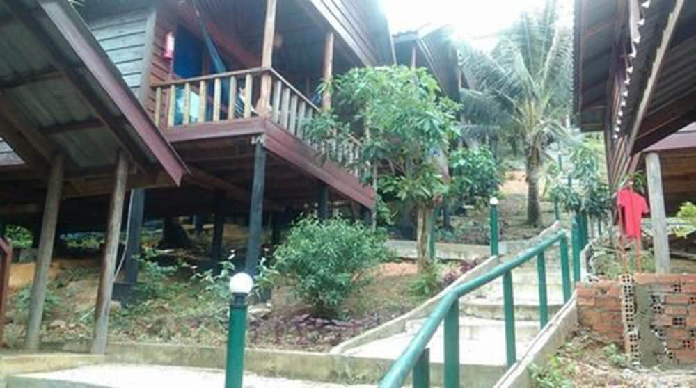 Happy Elephant Bungalows 1