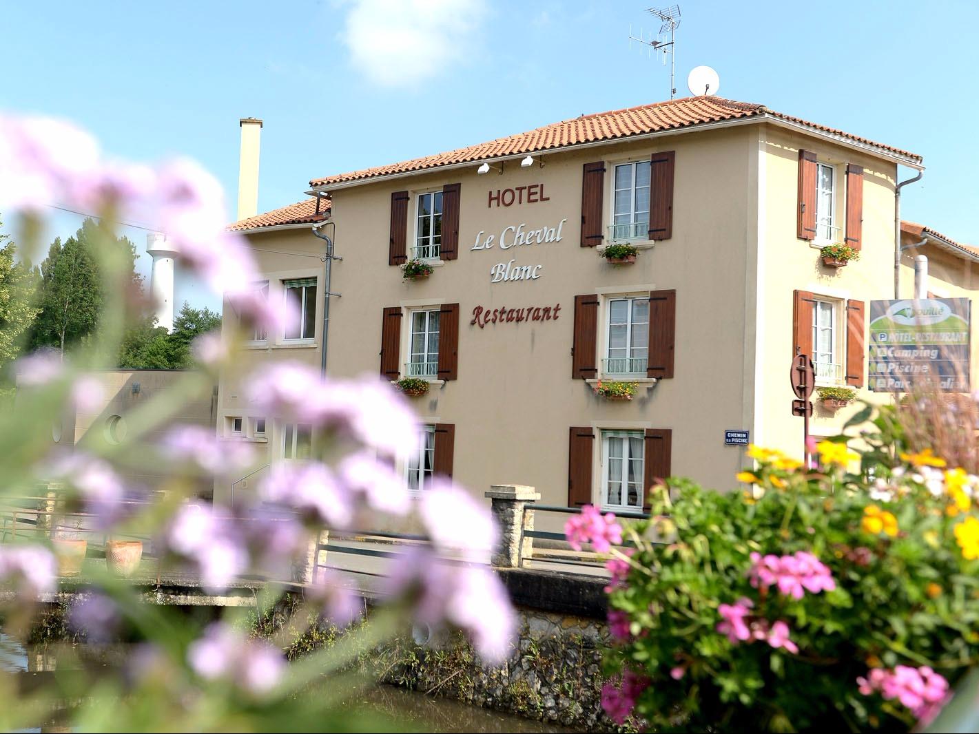 Logis Hôtel & Restaurant Le Cheval Blanc et Clovis 1