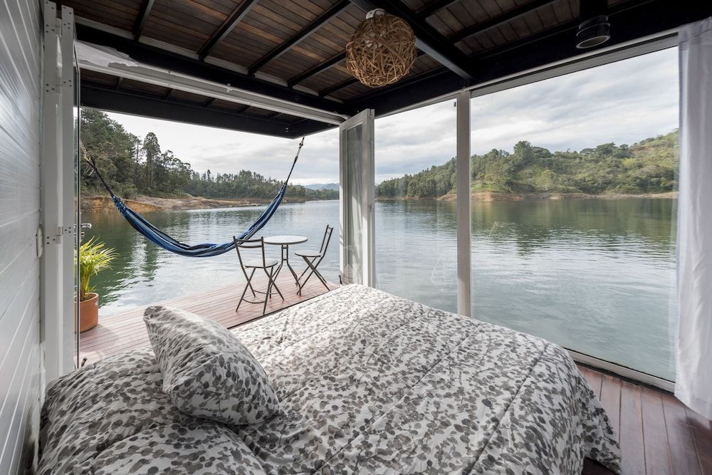 Hotel Pietrasanta Cabañas frente a la Represa Peñol Guatape 1