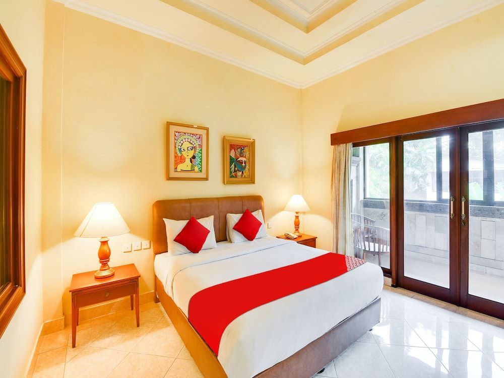 Super OYO Townhouse Oak Maxi Hotel Legian 1