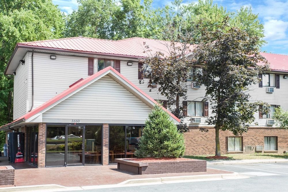 Super 8 by Wyndham Waldorf 1