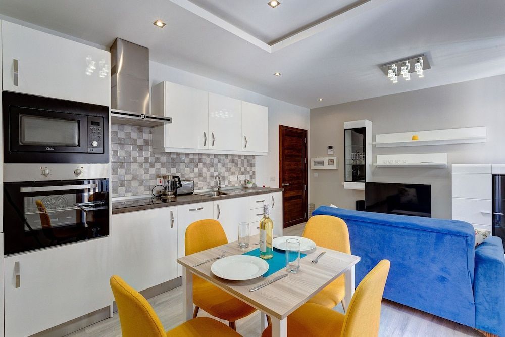 Idyllic Apartment Just off the Promenade 1