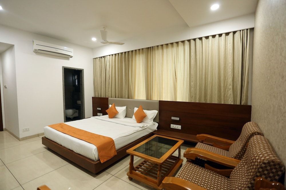 Hotel Avista - Unmarried Couples and NRI not allowed 1