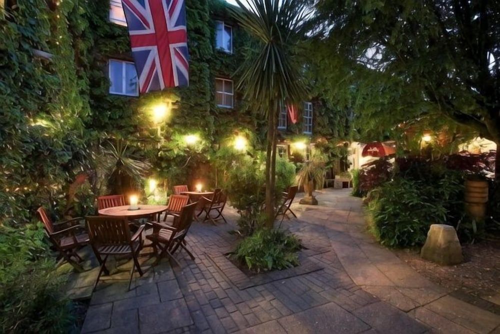 Mercure Salisbury White Hart Hotel & Apartments 2