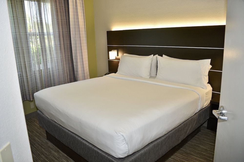 Holiday Inn Express WINDSOR SONOMA WINE COUNTRY by IHG 2