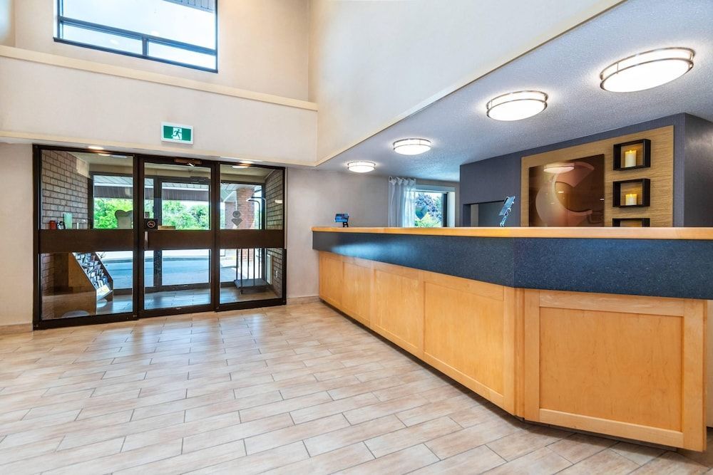 Comfort Inn Kingston - Highway 401 2