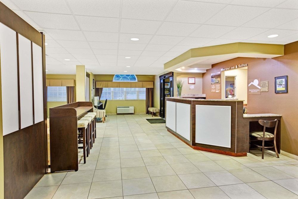 Microtel Inn & Suites by Wyndham Bryson City 2
