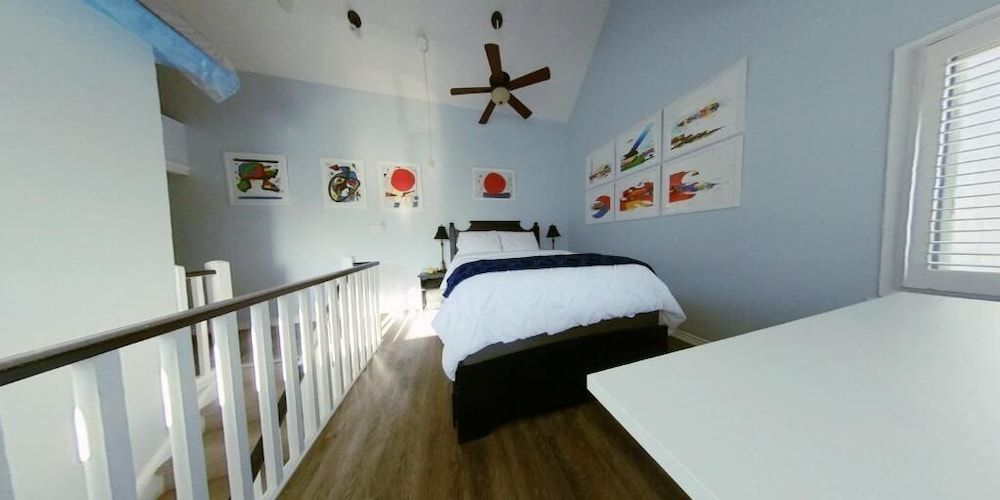 Artistic Hillside Loft 2