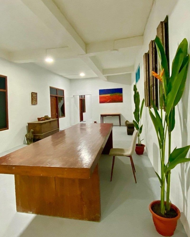 Komodo Indah Hotel and Hostel 2