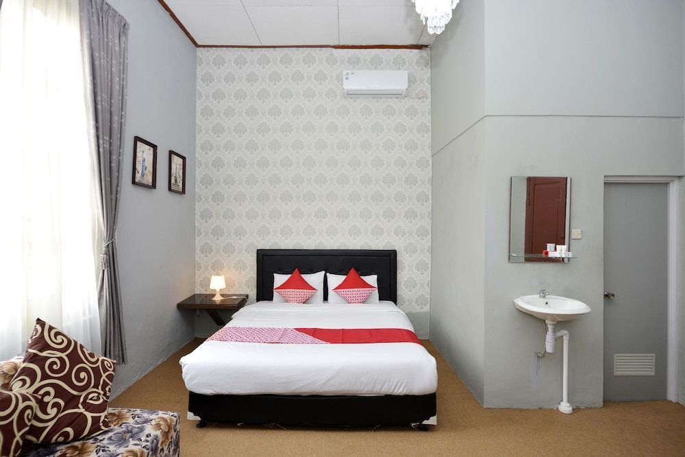 RedDoorz At Golden Inn Tugu Yogyakarta 1