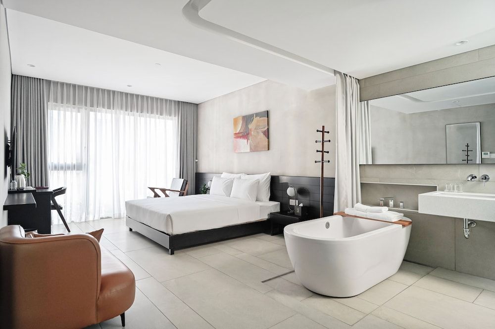 Triple E Hotel Metro Ben Thanh 1