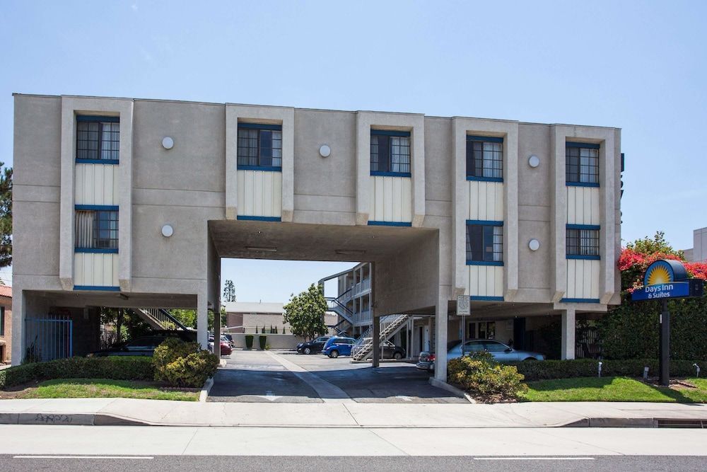 Days Inn by Wyndham Orange Anaheim 1