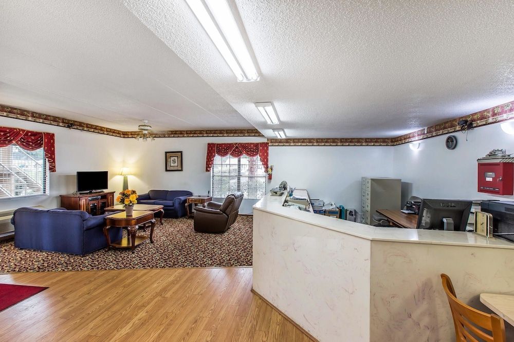 Econolodge inn and suites 2