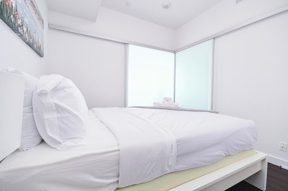 Plush Hotel Downtown Toronto 2