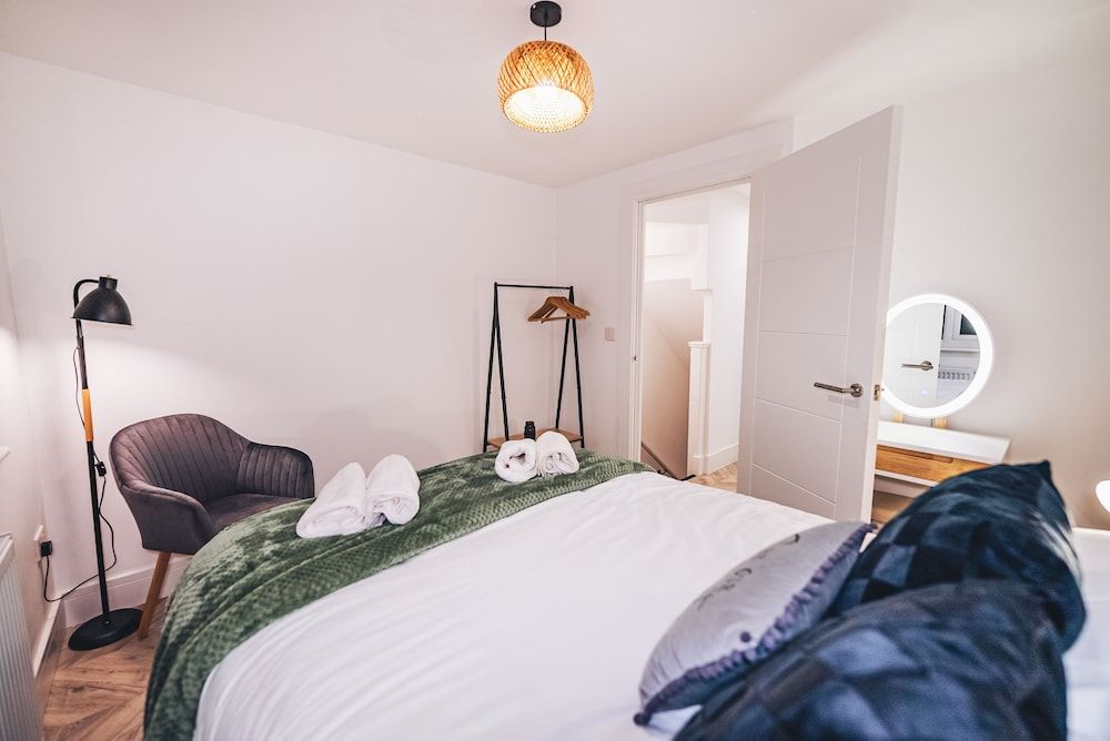 Luxurious 3 Bed Home, Free Parking 2