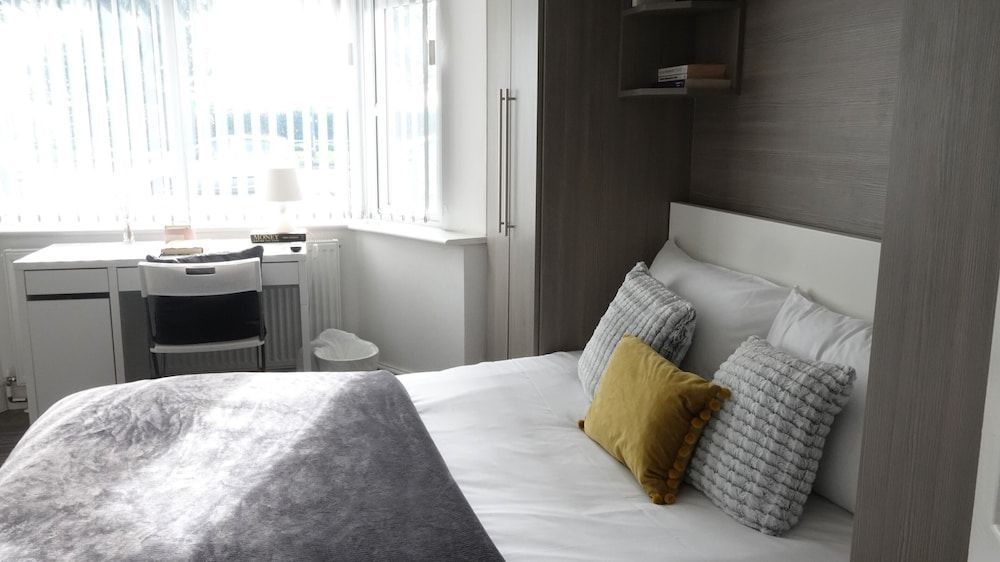 Private Bathroom Rooms- Near Heathrow - Near Shops 2