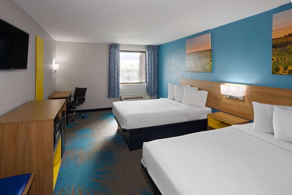 Days Inn & Suites by Wyndham Northwest Indianapolis 2