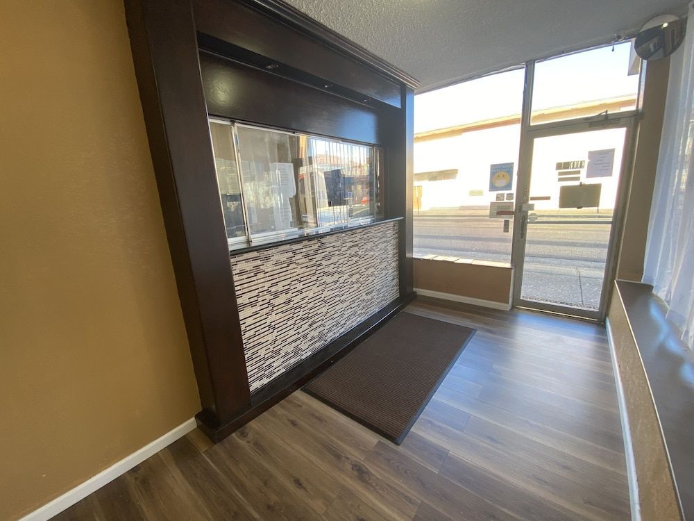 Red Carpet Inn & Suites 2