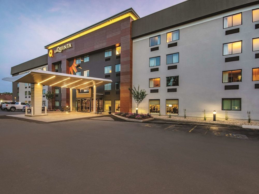 La Quinta by Wyndham Hartford Bradley Airport 1
