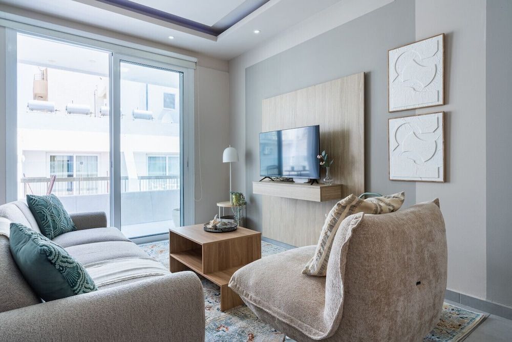 Beach Daze 1-BR Apt By Finikoudes Beach 1