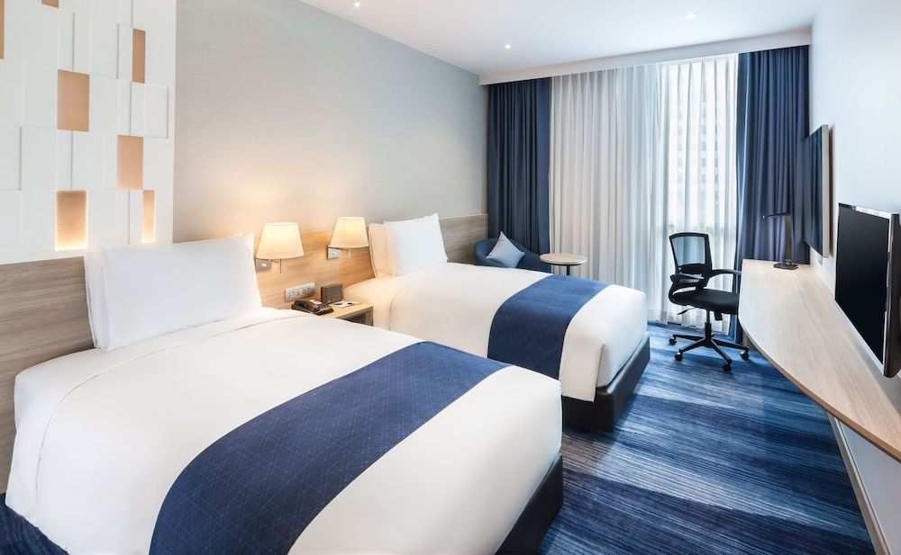 Holiday Inn Express BANGKOK SOI SOONVIJAI by IHG 2