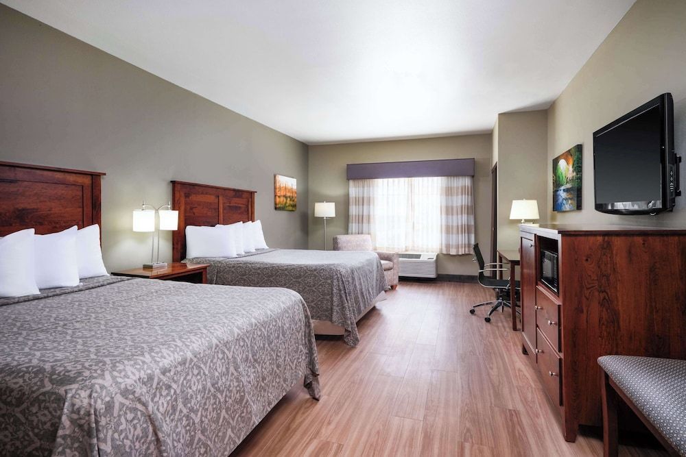 Green Mill Village Hotel & Suites, BW Signature Collection 1
