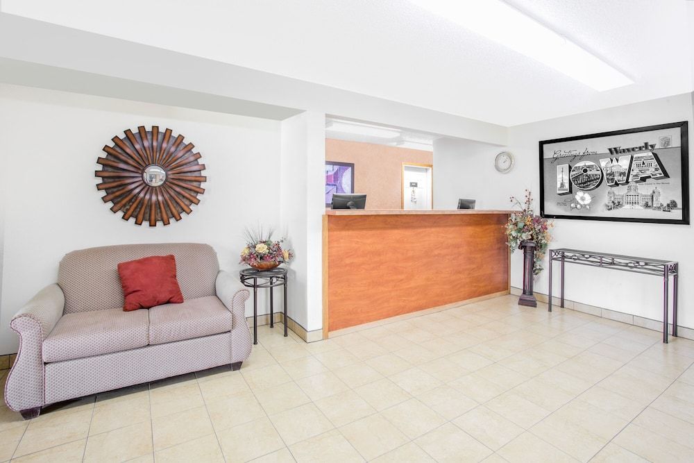 Super 8 by Wyndham Waverly 2
