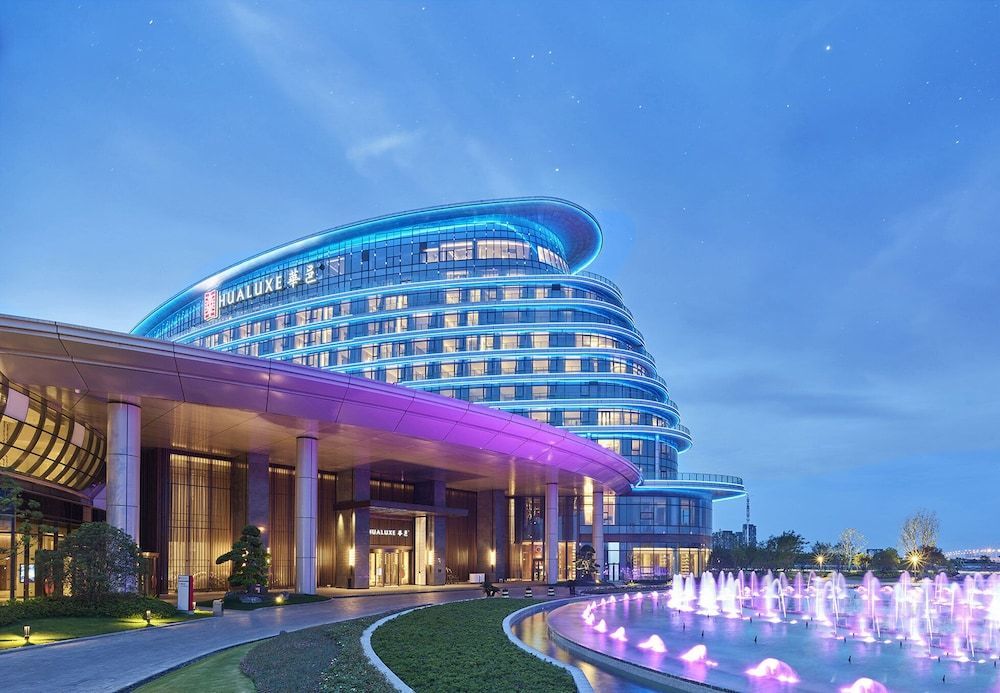 HUALUXE Nanjing Yangtze River by IHG 1