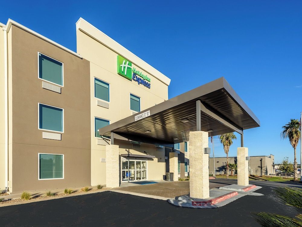 Holiday Inn Express & Suites BASTROP by IHG 1