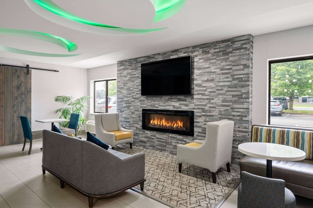 La Quinta Inn by Wyndham Indianapolis Airport Executive Dr 2