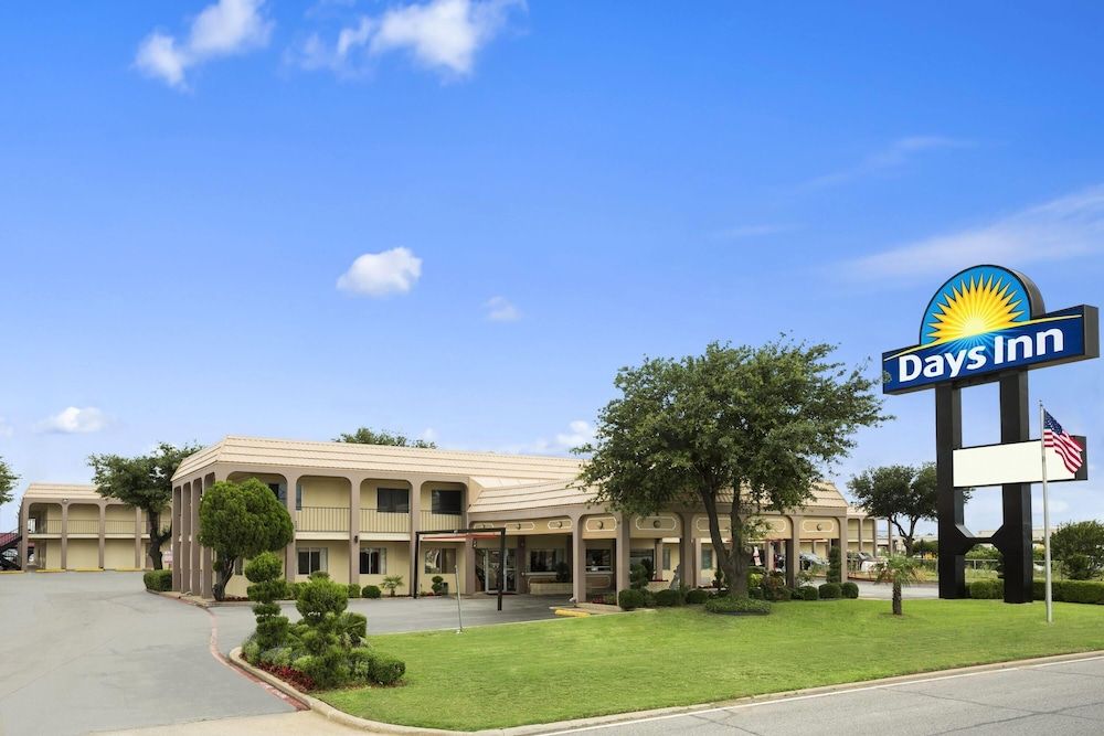 Days Inn by Wyndham Dallas Irving 1