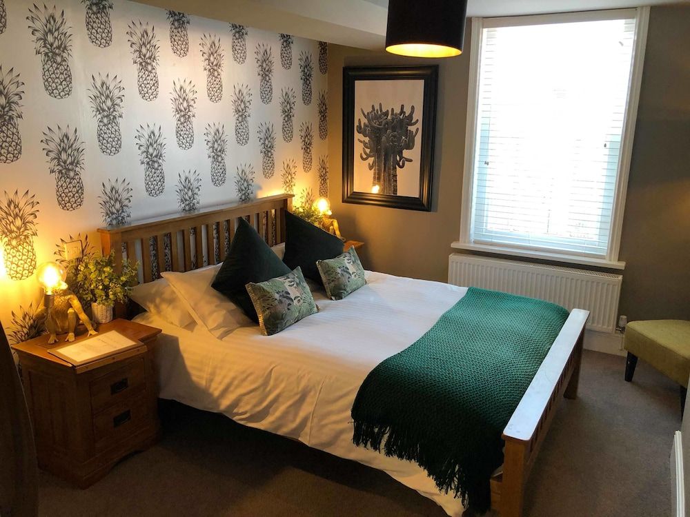 The Wheatsheaf Pub, Kitchen & Rooms 2