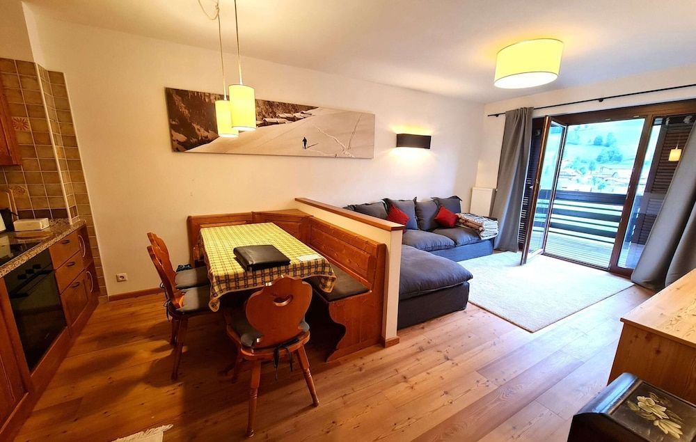 Apartment With Balcony and Mountain Views 1