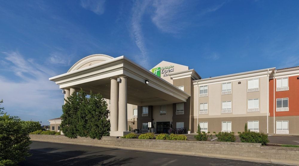 Holiday Inn Express & Suites LAWRENCE by IHG 1