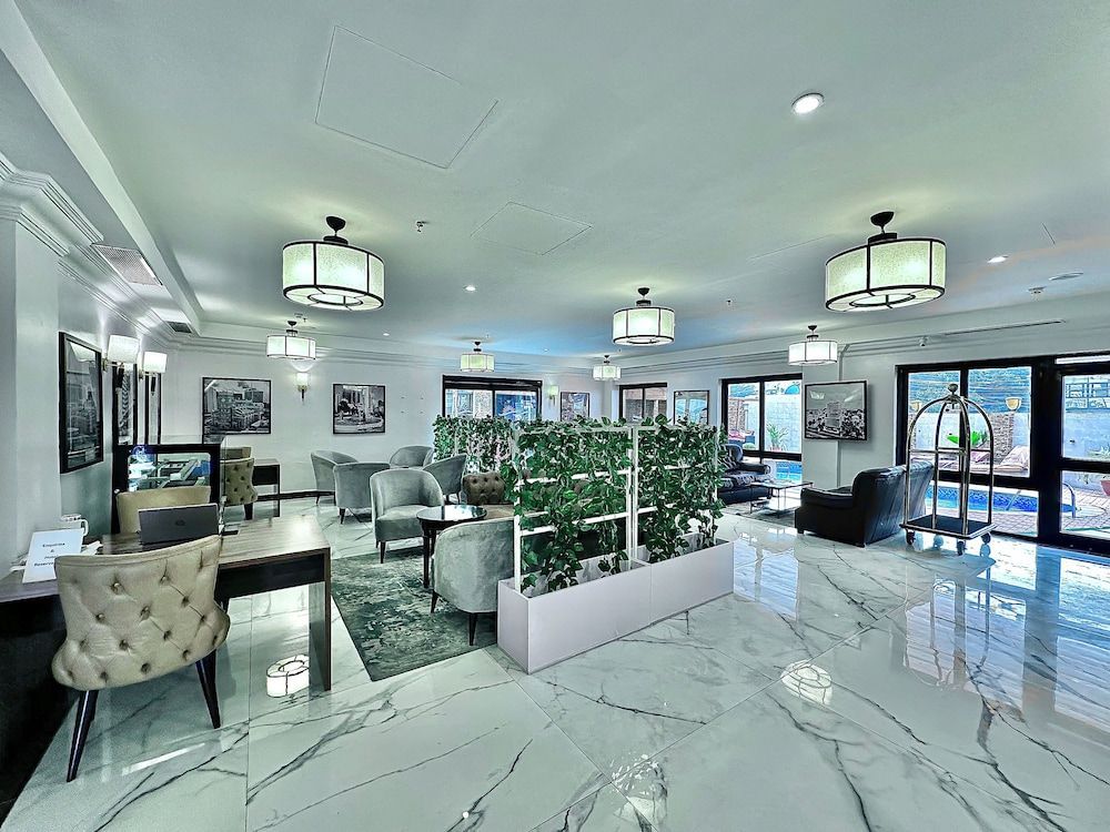 Victoria Crown Plaza Hotel 1