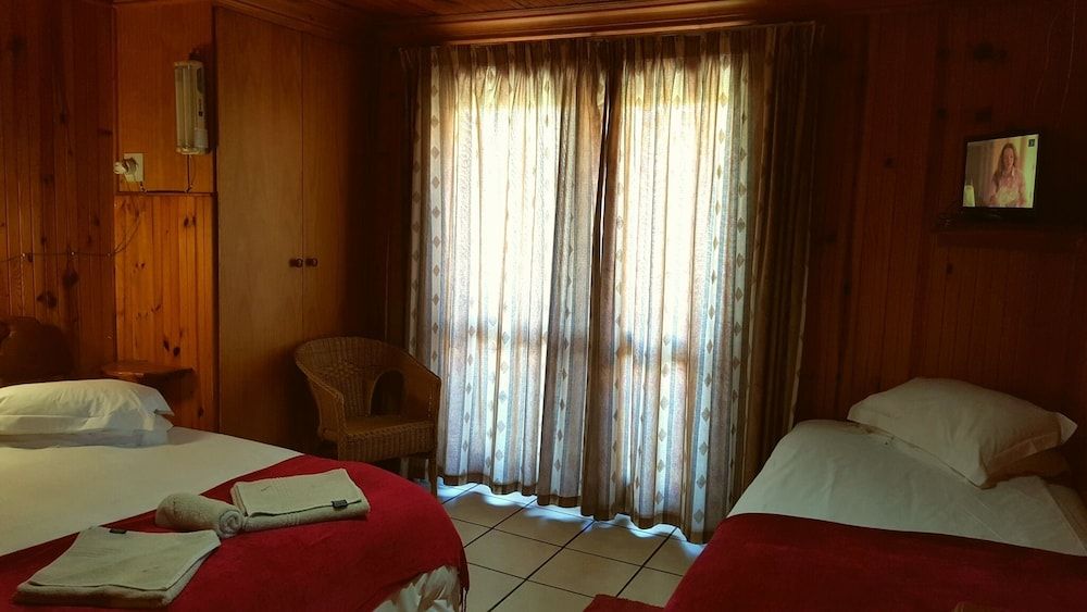 Lakeside Accommodation 2
