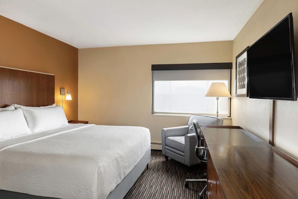 Royle Hotel Milwaukee Airport 1