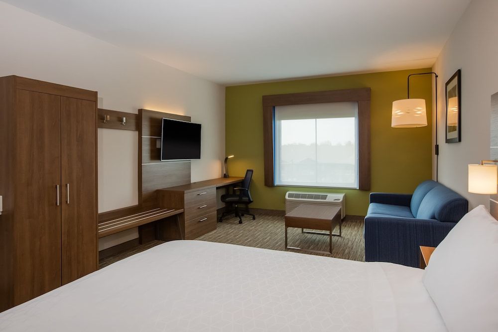 Holiday Inn Express & Suites Atlanta Southwest-Fairburn 2