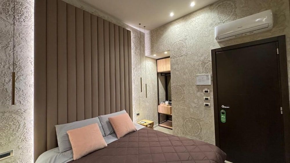 Tropicana Room 2