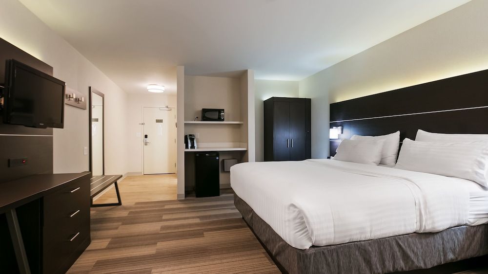 Holiday Inn Express & Suites EVERETT by IHG 2