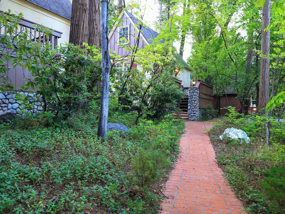 Saddleback Inn 1