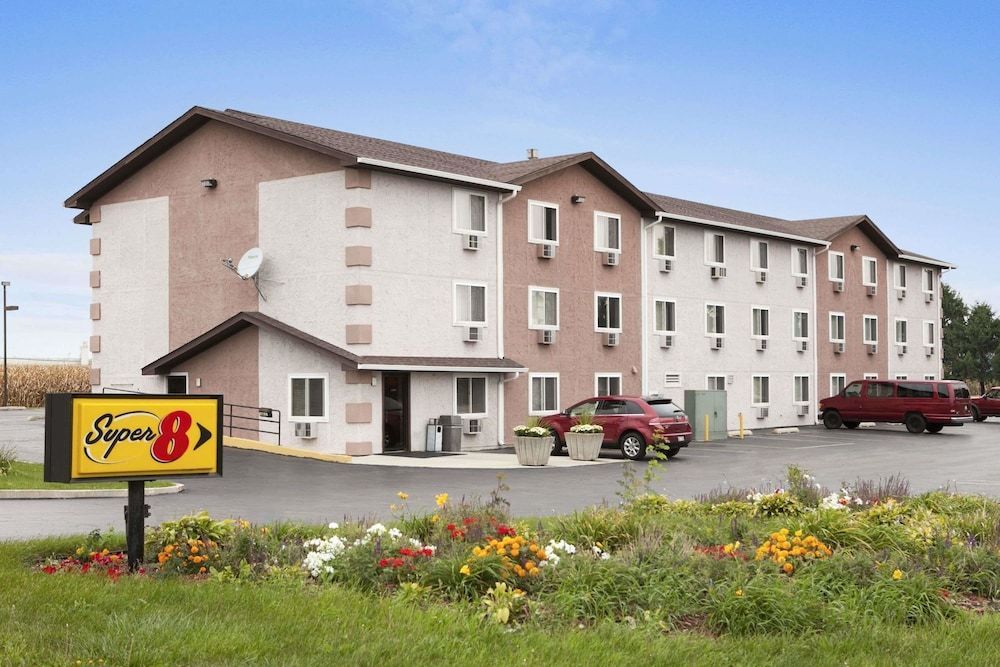 Super 8 by Wyndham Peru Starved Rock State Park 1
